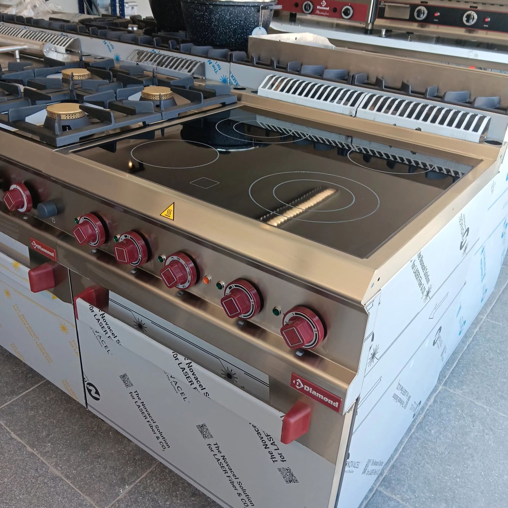 Fourneau vitrocéramique 4 zones + four GN 2/1 + grill électrique | Modèle d'exposition