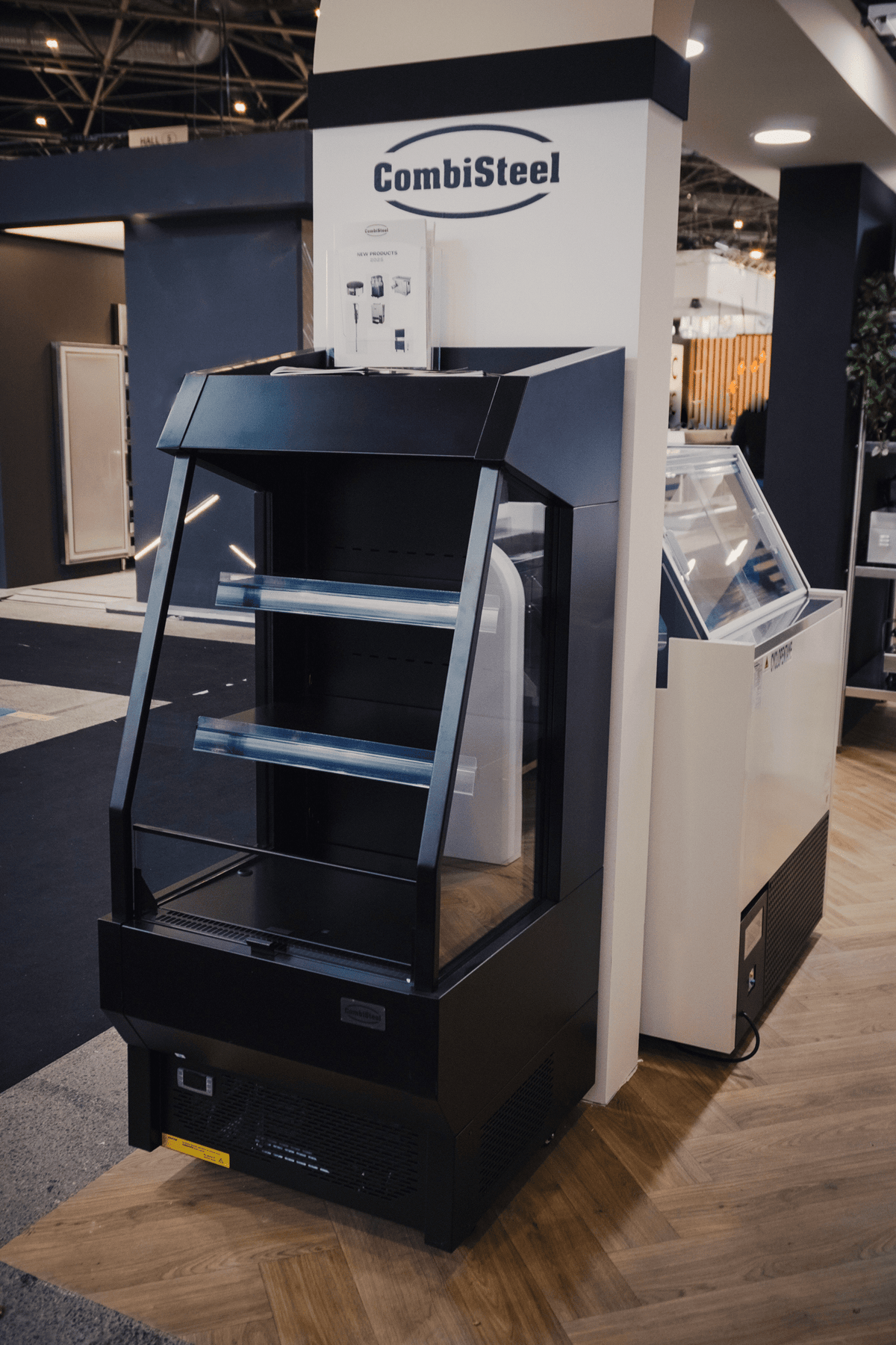 Réfrigérateur noir pour achats impulsifs 165 L — Combisteel 7090.0005