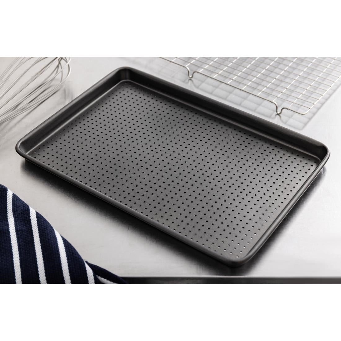 Plaque de cuisson perforée antiadhésive MasterClass Crusty Bake — CS567