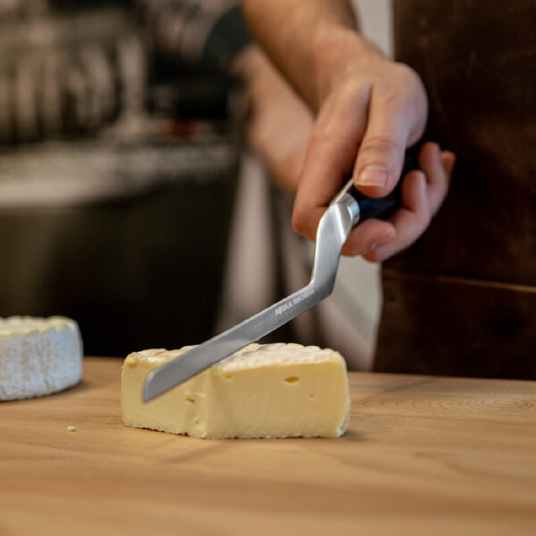 Couteau à fromage à pâte molle manche noir Boska 140 mm — CU107