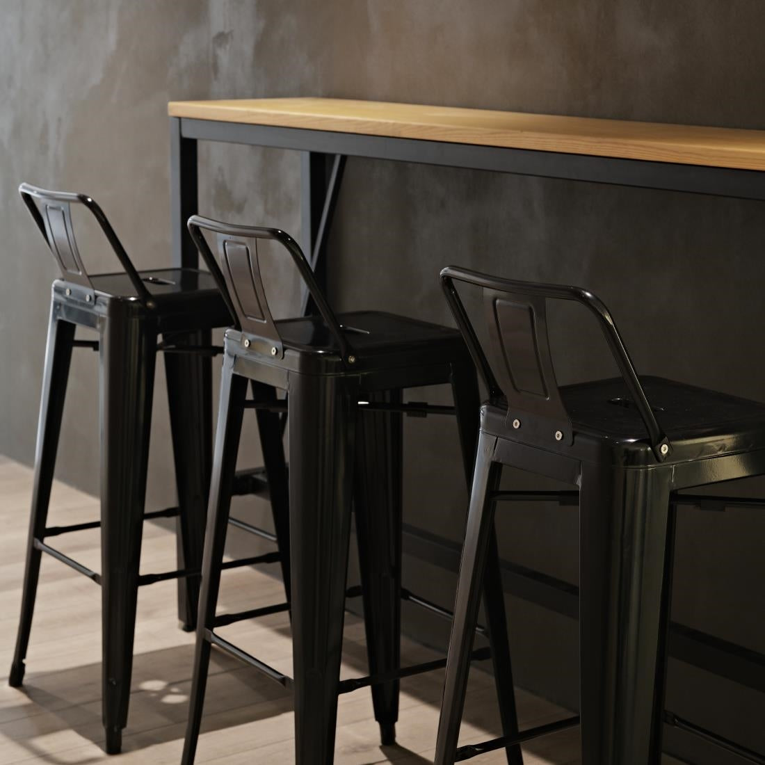 Tabourets hauts en acier noir avec dossier Bolero Bistro (lot de 4) — DL882