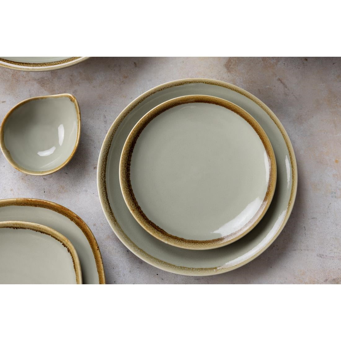 Assiettes plates rondes Kiln Olympia mousse 230mm (lot de 6) — SA283