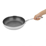 Sauteuse en inox avec revêtement Tri-Shield Vogue 28cm — GP189