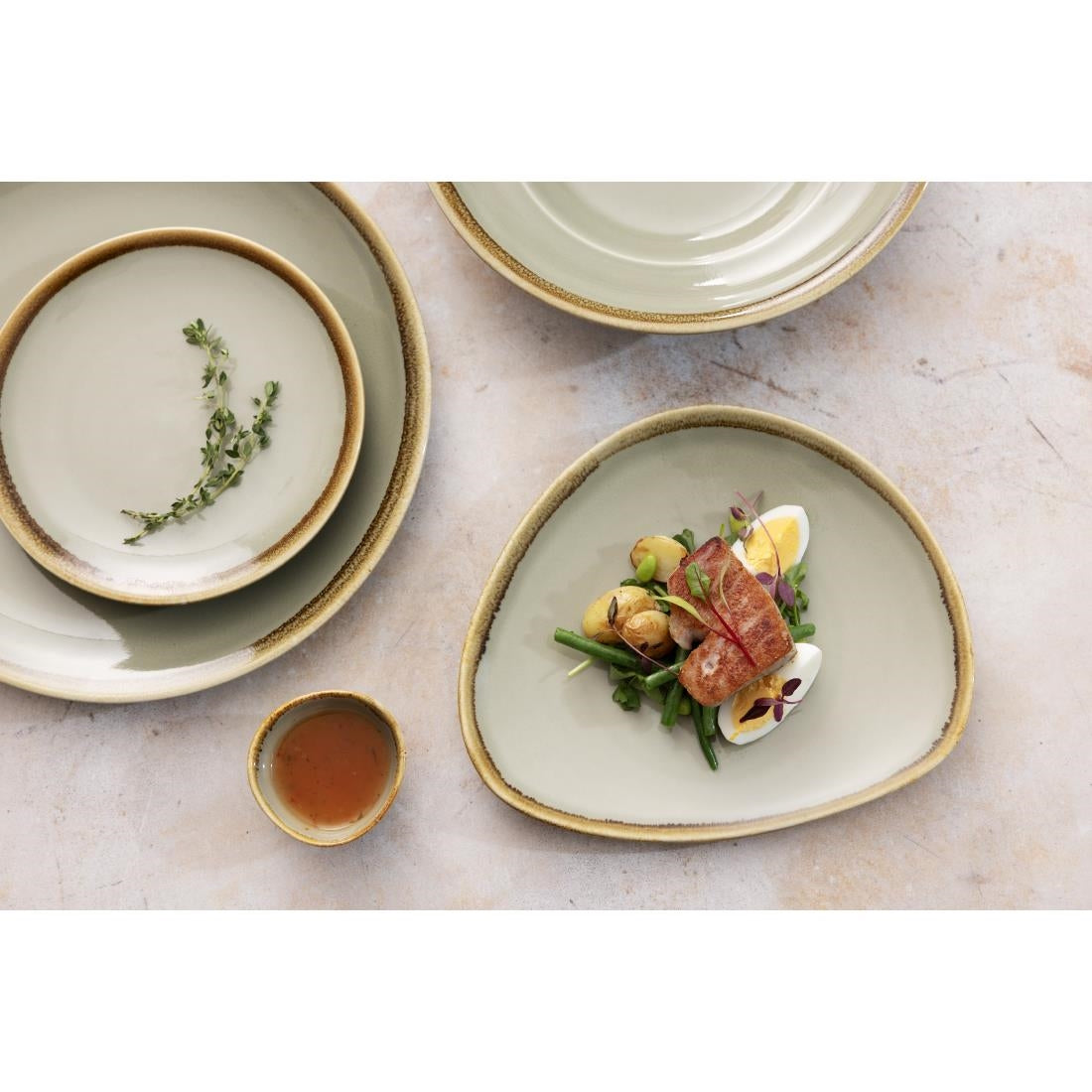 Assiettes triangulaires Olympia Kiln mousse 230mm (lot de 6) — GP473