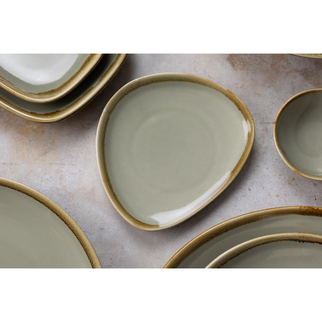 Assiettes triangulaires Olympia Kiln mousse 230mm (lot de 6) — GP473