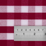 Nappe carrée à carreaux rouges en polyester Mitre Comfort Gingham 1320 x 1320mm — HB582