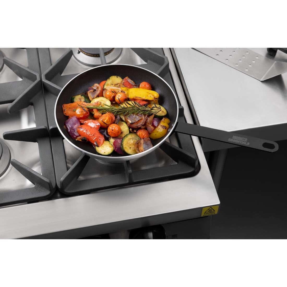 Poêle aluminium antiadhésive induction Téflon Nisbets Essentials 24 cm — HX968