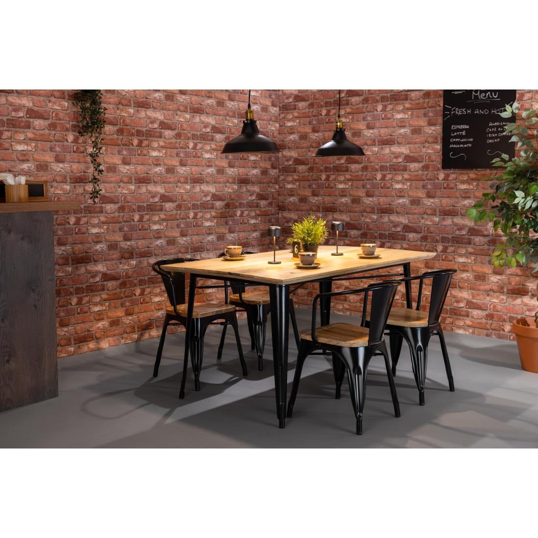 Table à manger avec plateau en bois de manguier lisse et piètement noir Bolero Bistro 1450 mm — HZ808