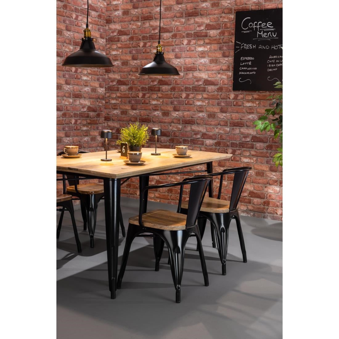 Table à manger avec plateau en bois de manguier lisse et piètement noir Bolero Bistro 1450 mm — HZ808