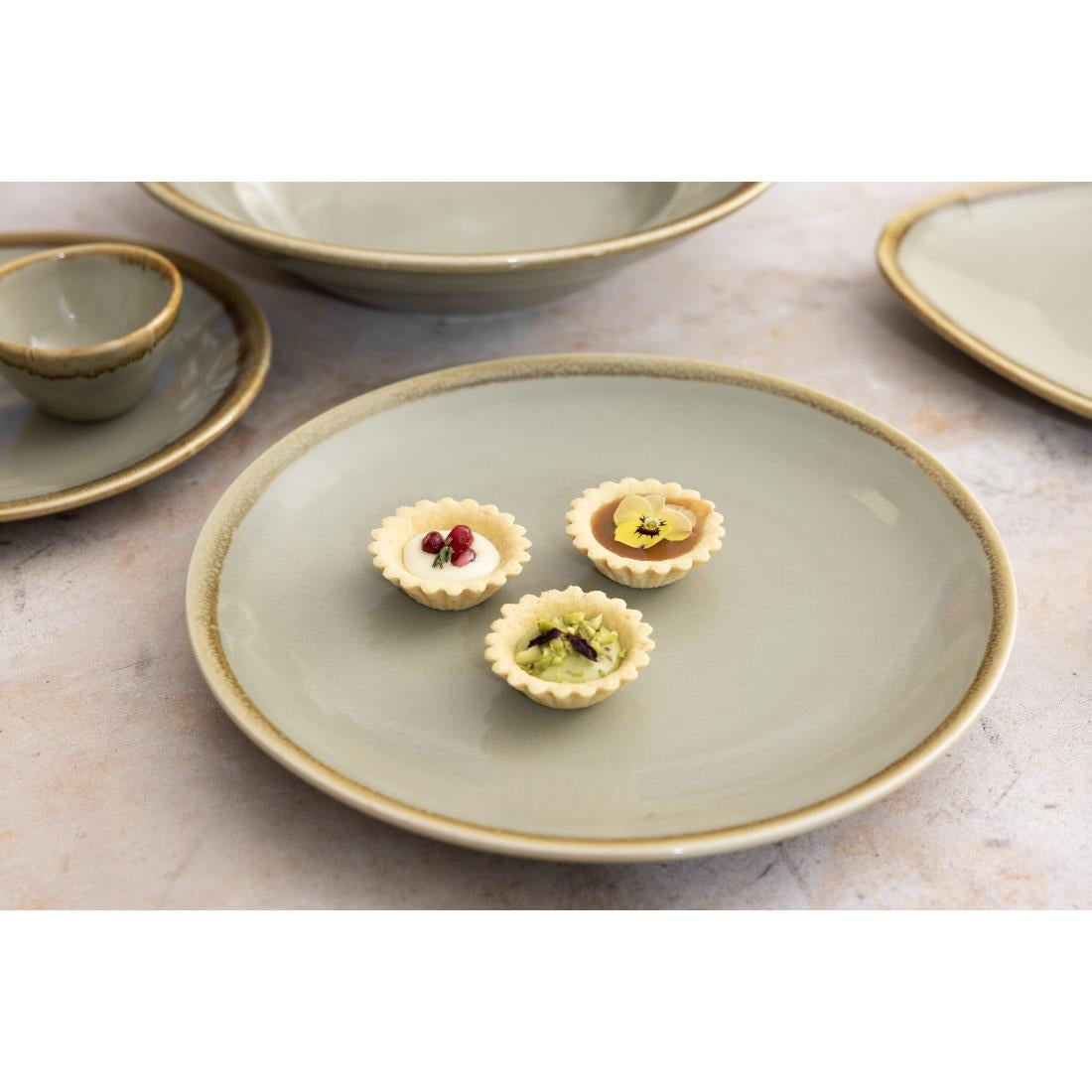 Assiettes plates rondes Kiln Olympia mousse 230mm (lot de 6) — SA283
